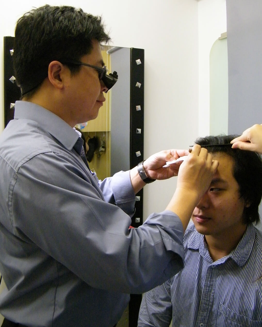 Treatment of folliculitis via drainage or fragment removal
